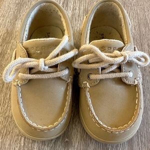 Size 4M Sperry shoes. Color tan. Gentle used. Need a quick wipe down.